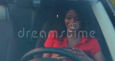 女人用智能手机坐在车里，发信息